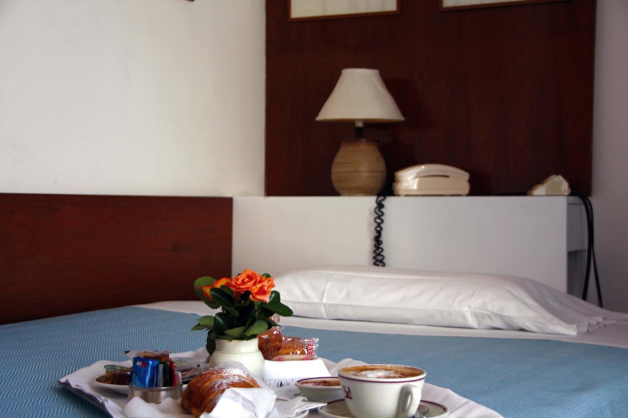 Hotel Della Baia バイア・ドミツィア エクステリア 写真
